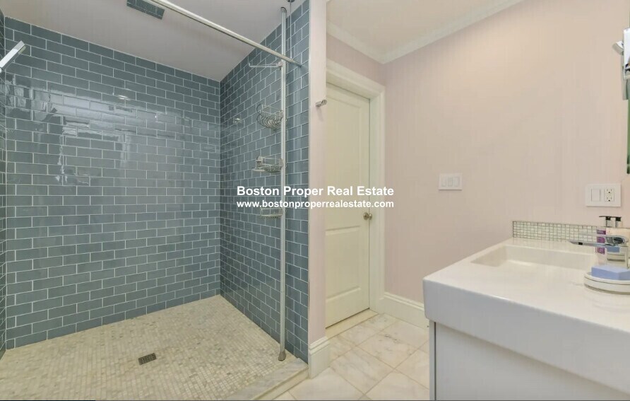 Building Photo - 214 Beacon St