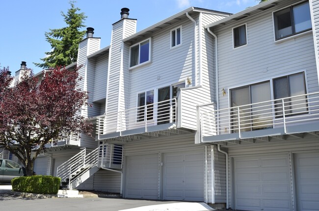 Building Photo - Hardwood floor townhome/water,sewer,garbag...