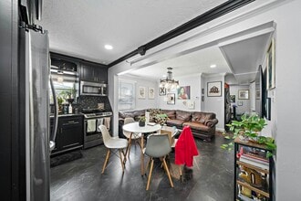 Building Photo - 609 Sealy Ave