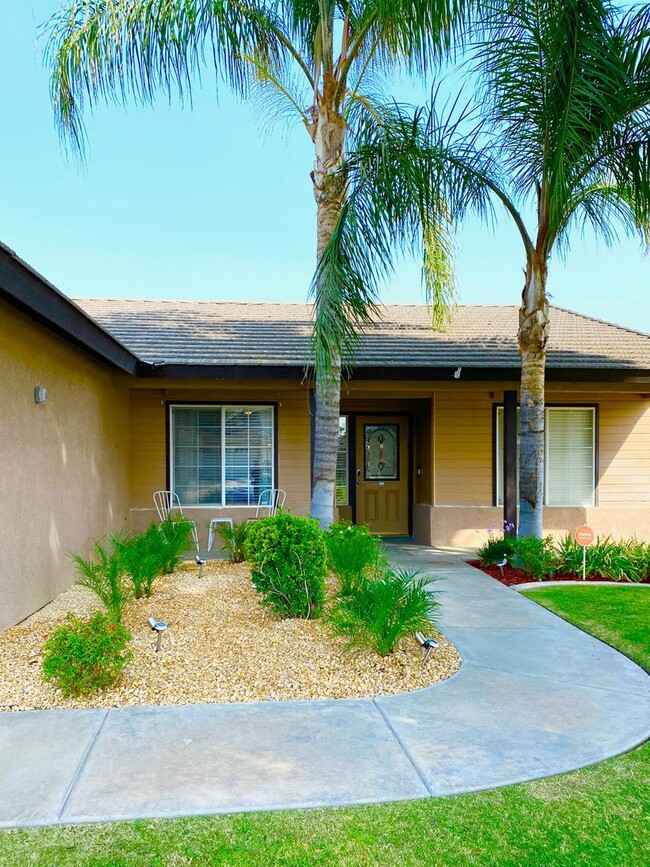 Building Photo - Best Deal in SW Bakersfield. Fully furnished home with a Pool