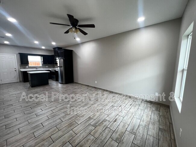 Building Photo - 1327 W Garfield Ave