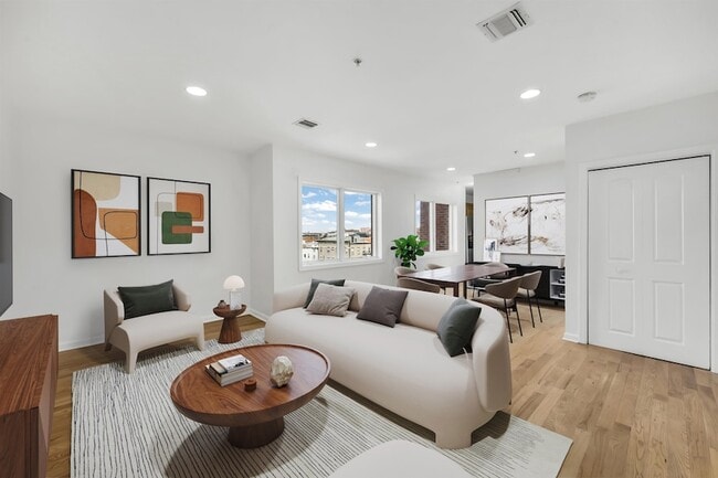 Building Photo - 605 New York Ave