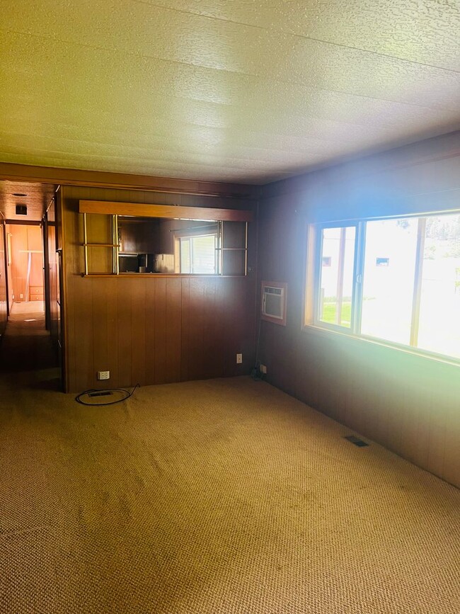 Building Photo - 3-Bedroom Home with Shop & Yard