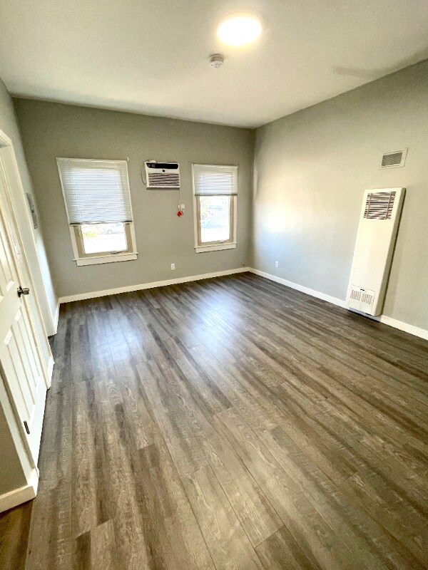Building Photo - 1140 E Elk Ave