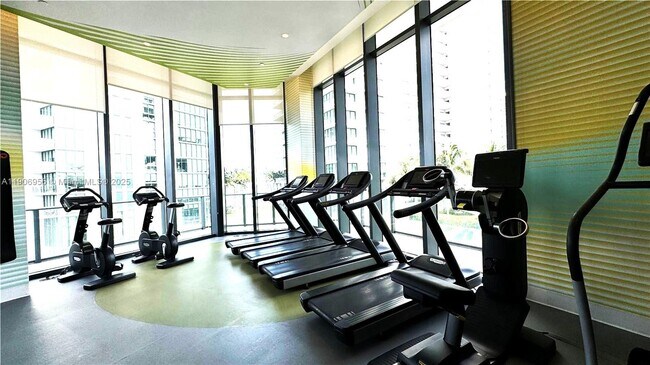 Building Photo - 501 NE 31st St