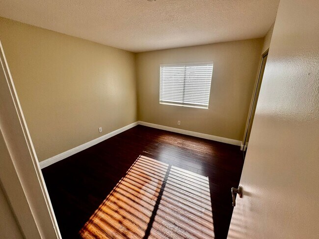 Building Photo - Updated 2nd Floor Corner Unit -3425 E. 15t...