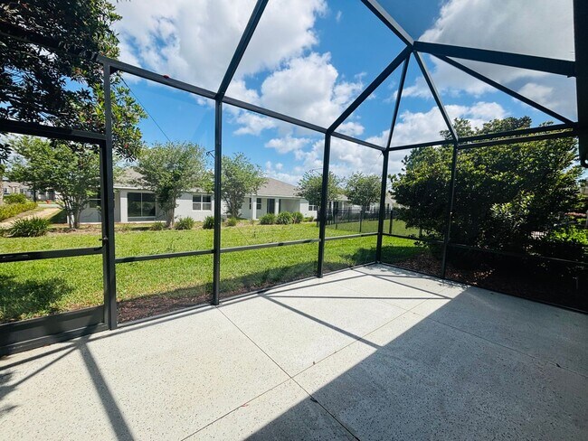 Building Photo - Beautiful movie in ready, large 2/2 in Ocala Preserve - All ages