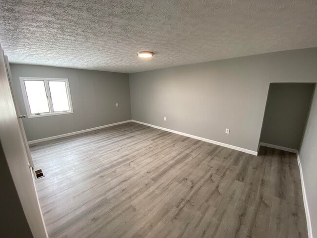 Large Master Bedroom - 3526 Dinsmore Castle Dr