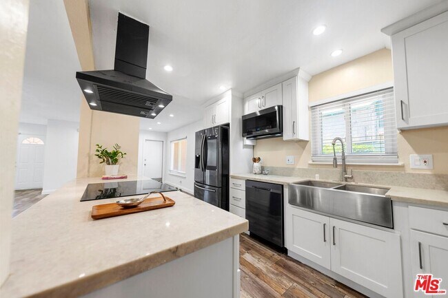 Building Photo - 1231 W 87th St