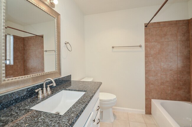 Building Photo - 2121 Fountain View Dr