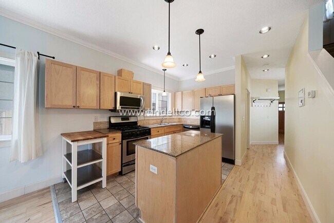 Building Photo - Amazing Eastmoreland Home Near Sellwood wi...
