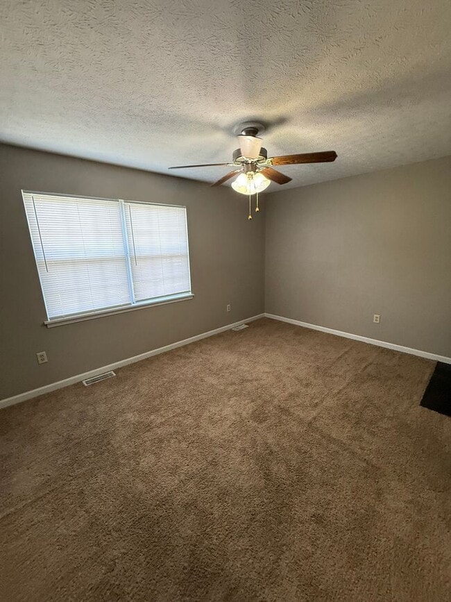 Building Photo - 2 Bed / 1.5 Bath