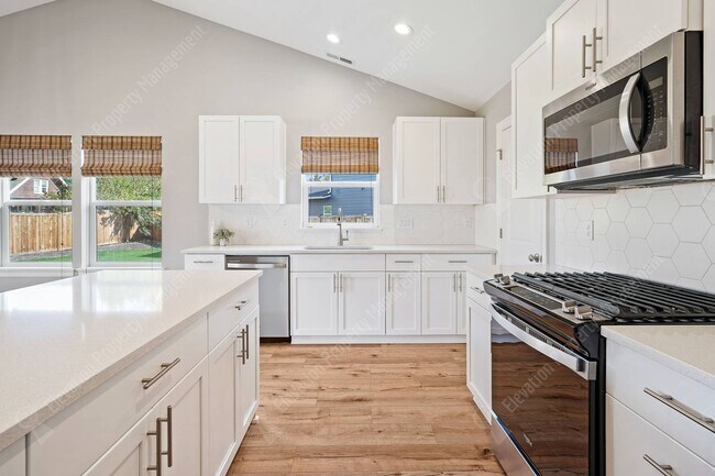 Building Photo - 3BR - 2BA Modern Living in a Quiet Cul-de-Sac