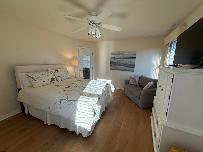 Building Photo - 4 S Iroquois Ave