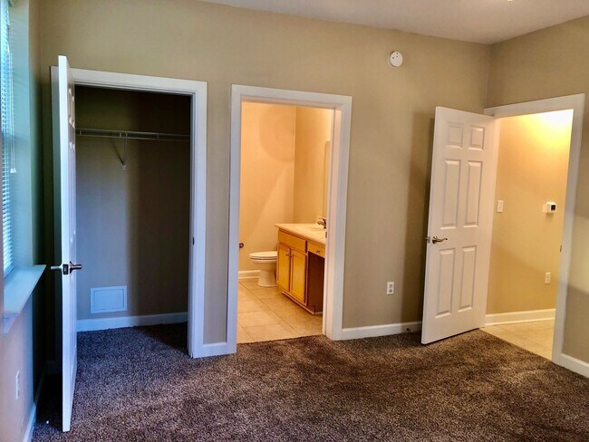 Building Photo - Residences at Cypress Preserve Beautiful1B...
