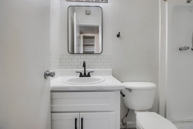 Building Photo - 1 Bedroom condo in Phoenix