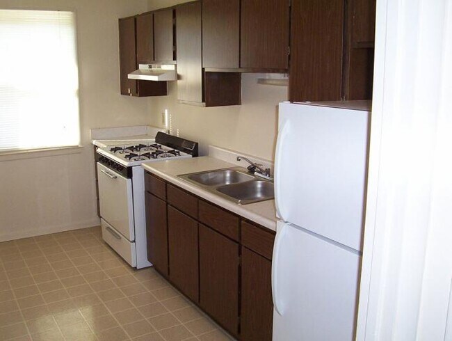 Building Photo - 3 bedroom in Madisonville KY 42431