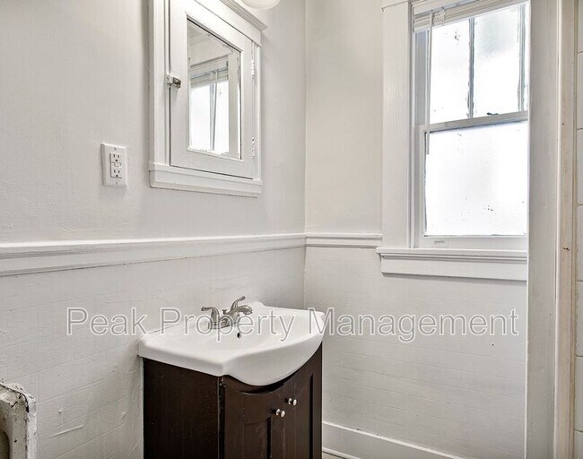 Building Photo - 1304 Bainbridge St