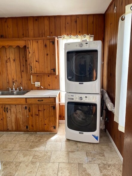Kitchen with W/D - 325 S Sherwood Ave