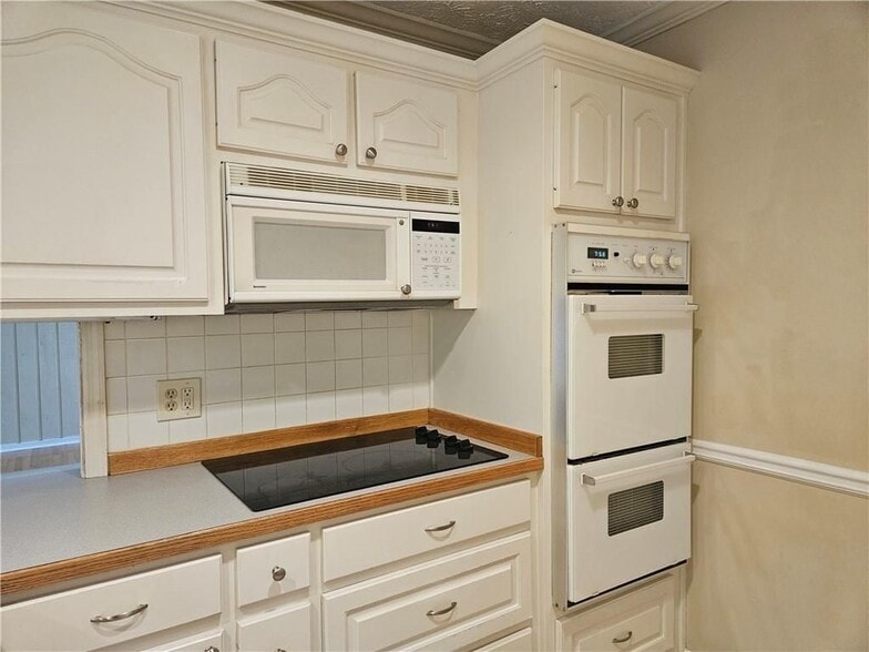 Building Photo - 395 Monivea Ln