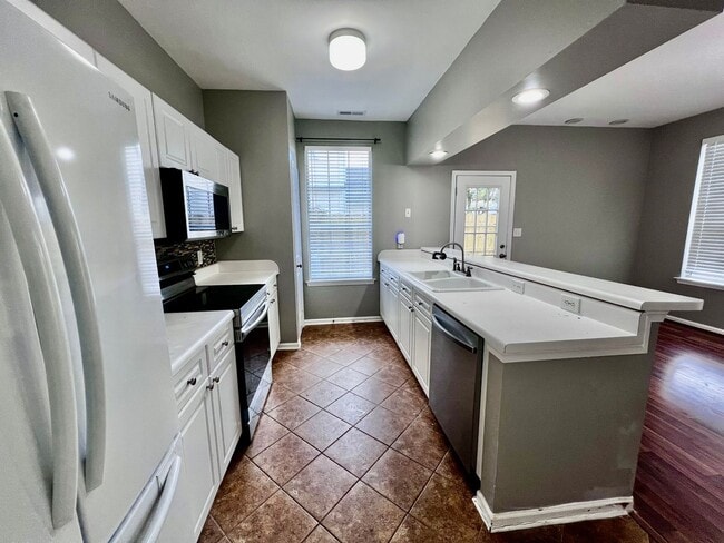 Building Photo - Stunning Castleton Condo