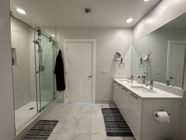 Building Photo - 950 Brickell Bay Dr