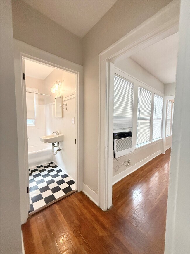 Building Photo - 1136 Berthea St