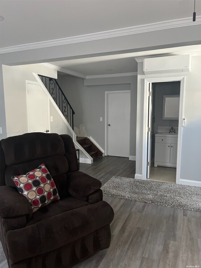 Building Photo - 67 Unqua Rd