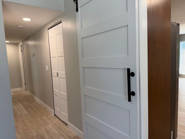 Building Photo - Absolutely gorgeous 3 bedroom 2 bath house