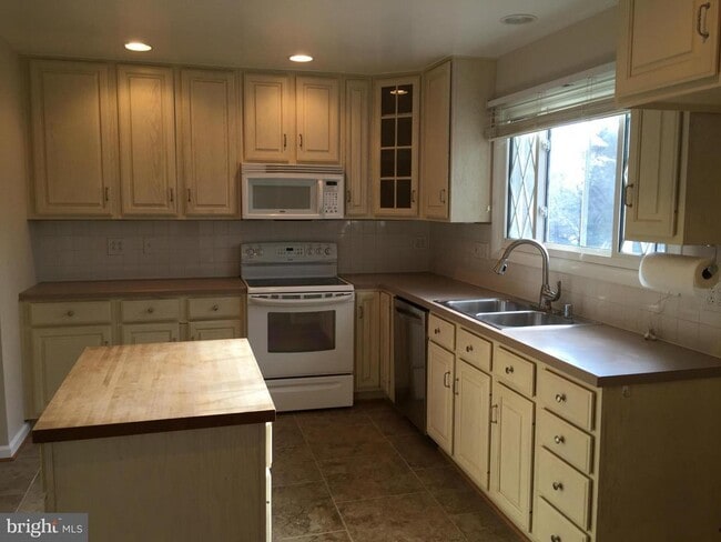 Building Photo - 9221 W Stayman Dr