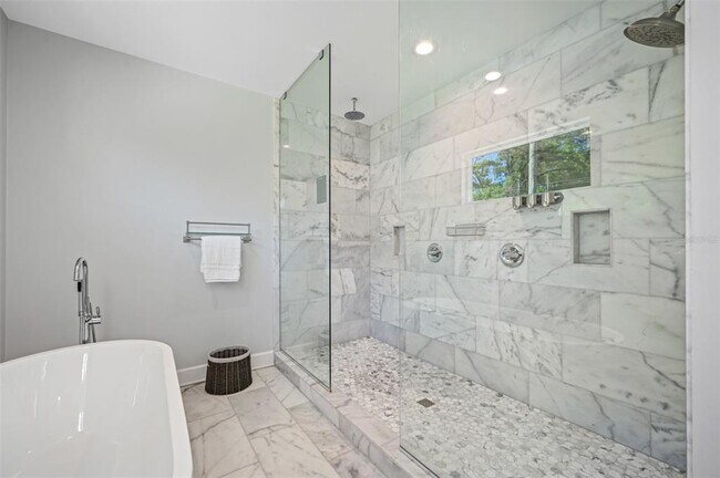 Building Photo - 902 W Plymouth St