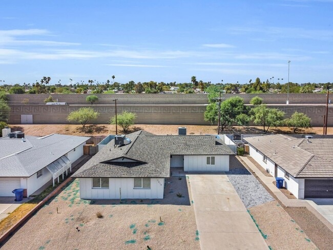 Building Photo - 6 BED/4 BATH Complete remodel with backyard pool & bar