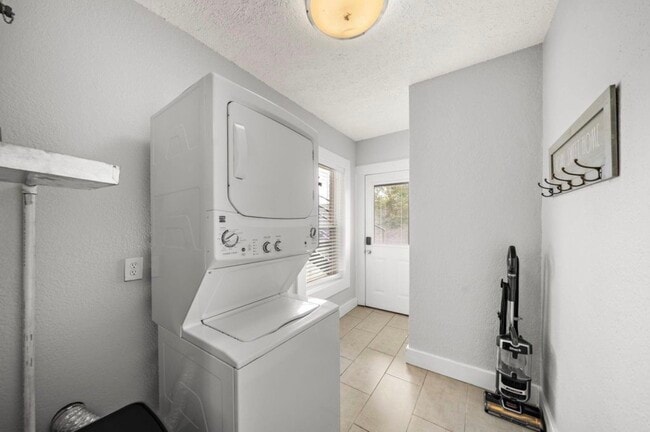 Building Photo - 1633 Castle Ct