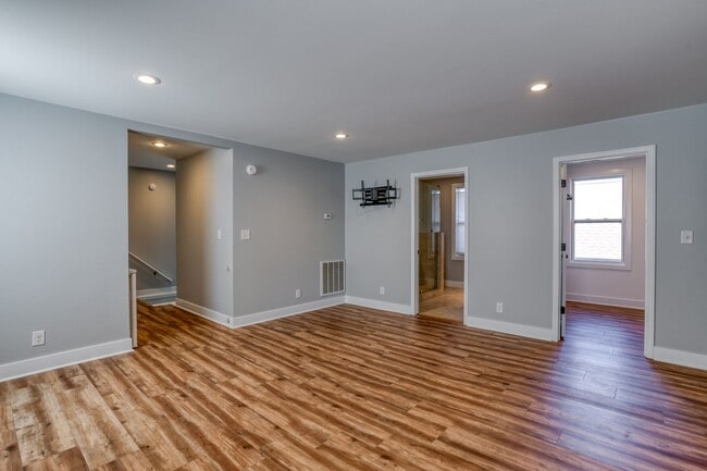 Building Photo - HOUSE FOR RENT