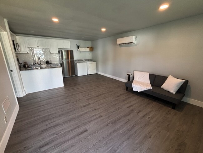 Building Photo - 604 Allen Ave