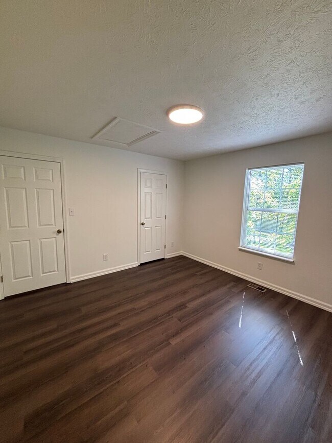 Building Photo - Freshly Renovated Cottage!