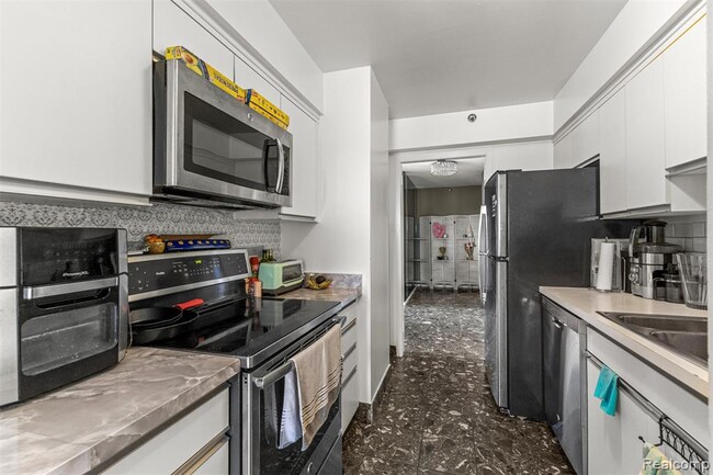 Building Photo - 5000 Town Center Dr