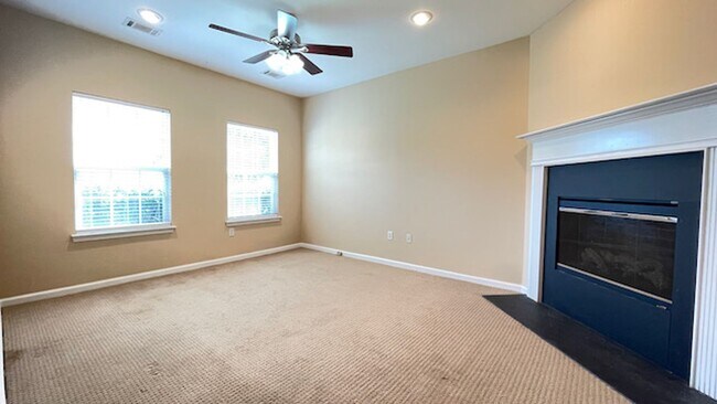 Building Photo - 2 Bedroom, 2.5 Bathrooms Townhome in the Heart of Savannah's Southside