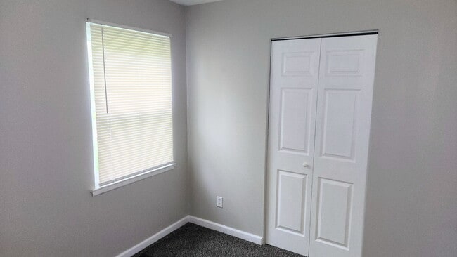 Building Photo - "Charming 3-Bedroom Gem in Hazelwood with Modern Comforts