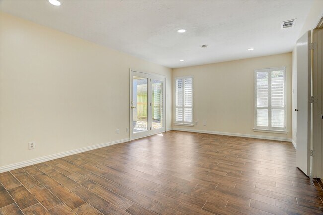 Building Photo - 15 Bendwood Dr