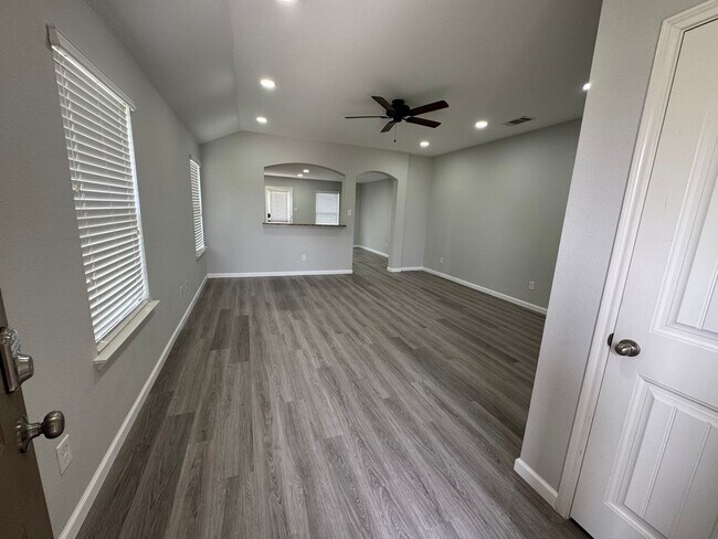 Building Photo - Beautiful Spacious 4 Bedroom Home