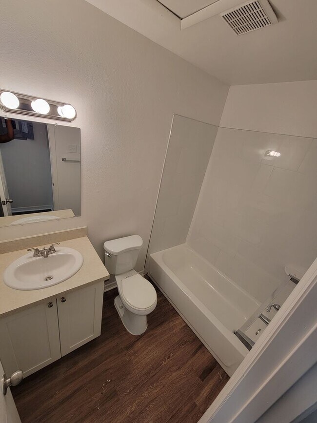 Building Photo - 1 BEDROOM 1 BATH SUITE