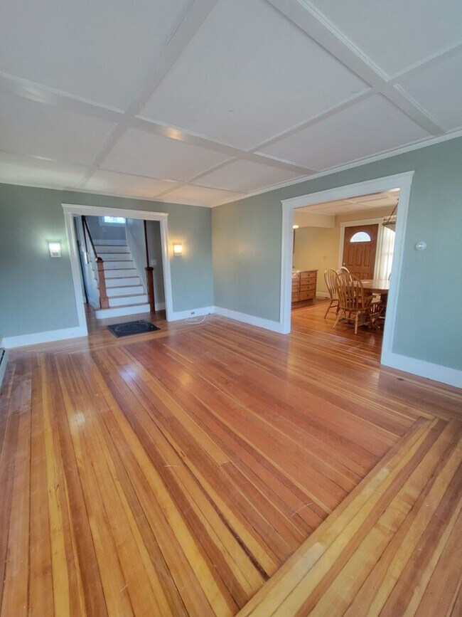 Building Photo - 4 Bedroom Single Family House Available Now!