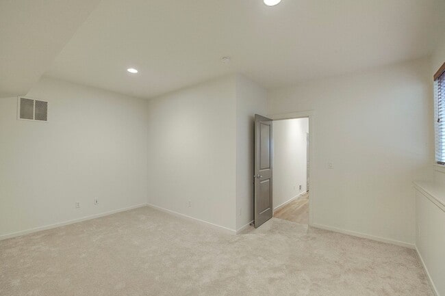 Building Photo - 3Bd/2.5Ba Issaquah Home