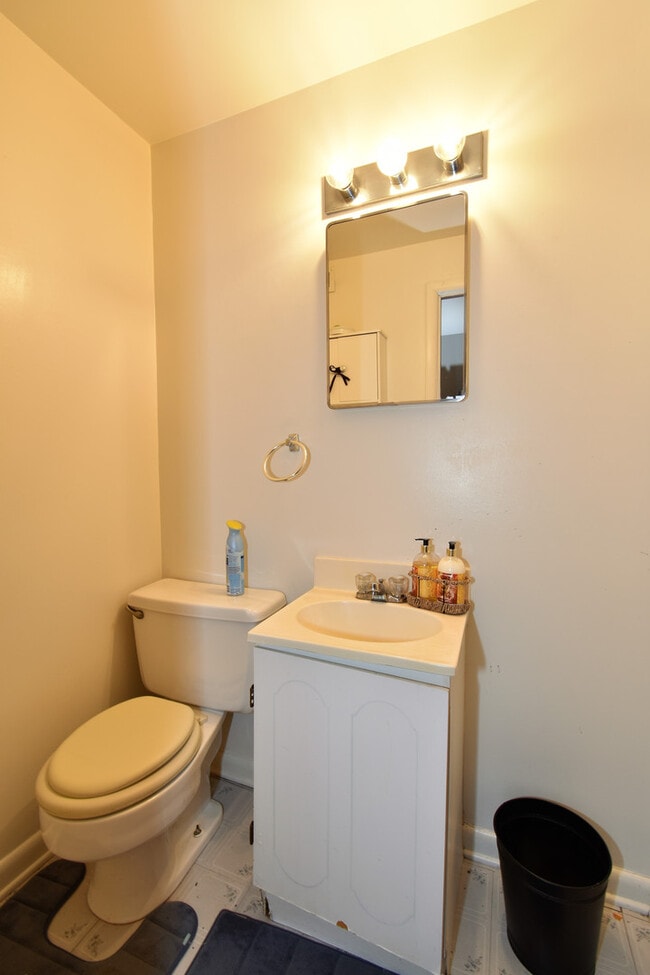 Building Photo - Fantastic 4 bedroom, 2 full bath, 2 half bath home in Close in Silver Spring!