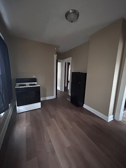 Building Photo - 1331 E 86th St