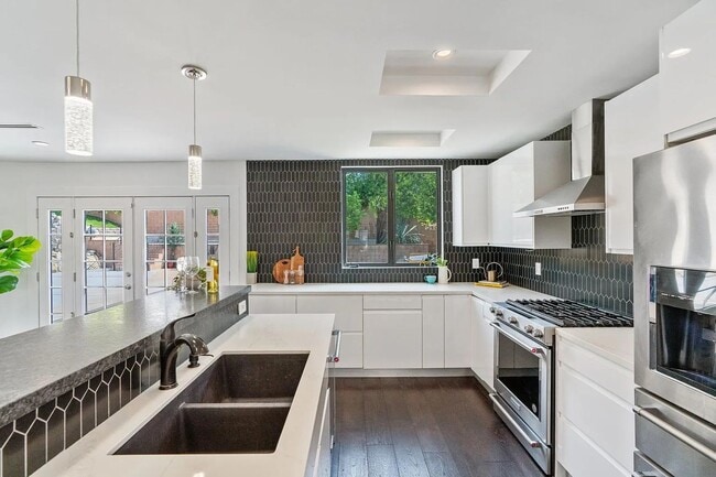 Building Photo - Modern and Spacious 4 Bed + 2.5 Bath Home