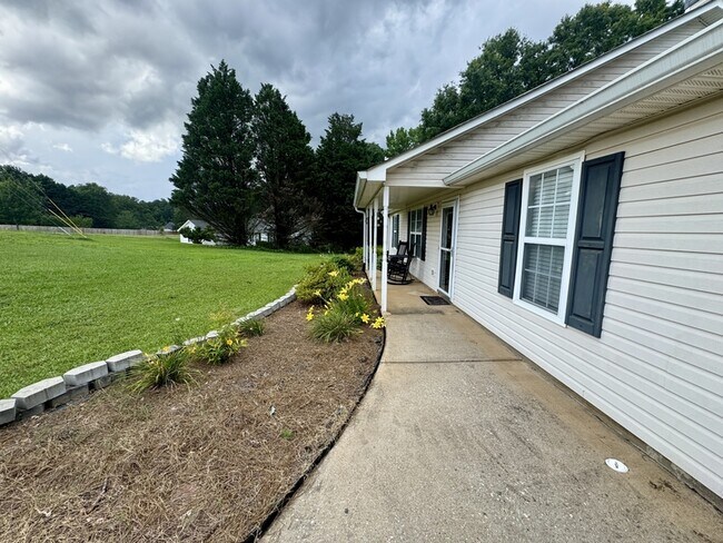 Building Photo - 2037 Ross Ln