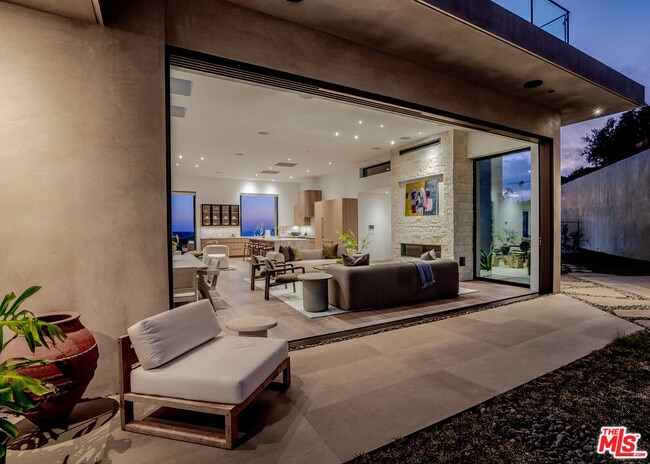 Building Photo - 1205 Las Lomas Pl