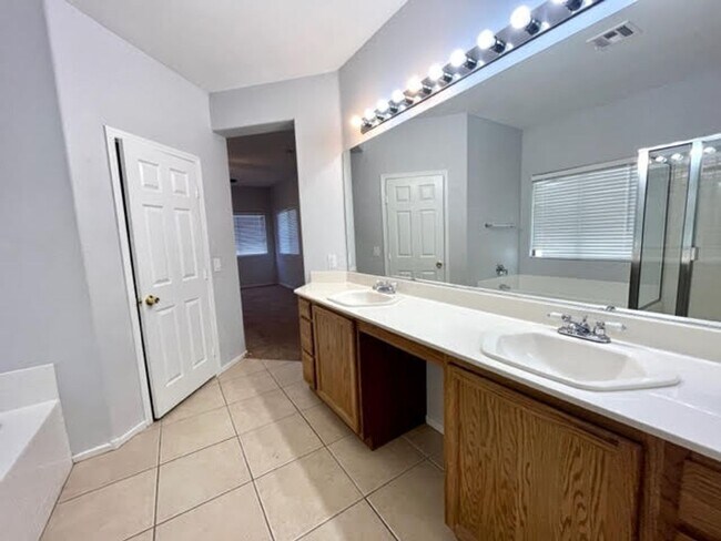 Building Photo - Charming Single Story 3 Bedroom Home